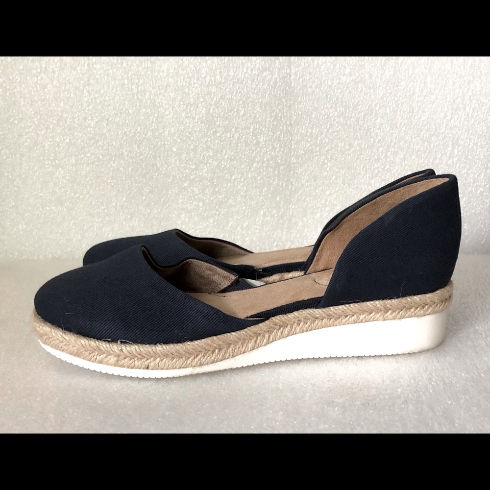 Life Stride Womens Loafer. Size 7, Navy.